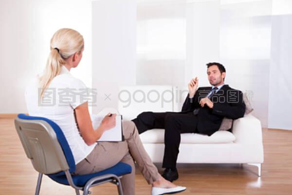 和精神病醫(yī)生談話(huà)的人