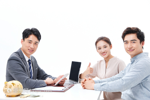 青年夫妻咨詢理財顧問做投資