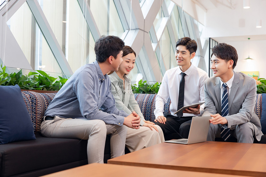 青年夫妻咨詢保險投資